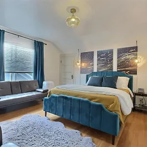 Burke House Collection - Main House Homestay